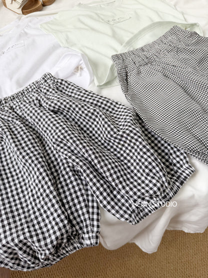 Cozy Capybara Gingham Bubble Shorts Set